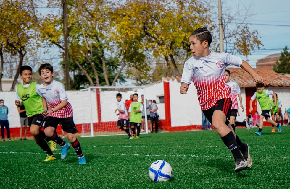 El Club Huracán Las Heras inauguró dos canchas para más de 400 chicos del departamento
