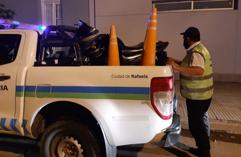 Sin cascos ni papeles, les sacaron las motos