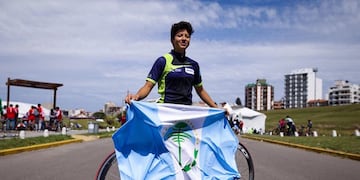La joven ciclista rifa su caballo para poder seguir compitiendo (Nacho Boullosa).