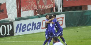 Leonardo Ferreyra, de cabeza, marcó el empate parcial de la Gloria ante Morón. (Javier Ferreyra)