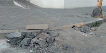Los escombros usados quedaron del arreglo de un bache dos meses atrás, y nunca se levantaron.