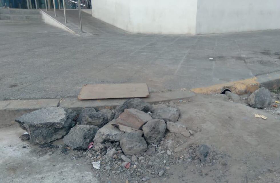 Vecinos salteños improvisaron una rampa con tierra y escombros por la falta de acción municipal