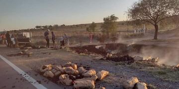Se prendió fuego el carbón que llevaba en camioneta.