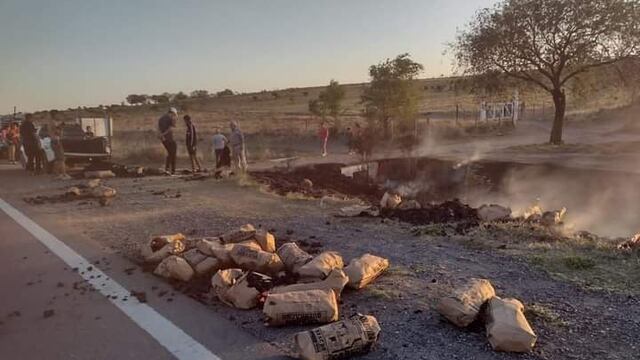 Se prendió fuego el carbón que llevaba en camioneta.