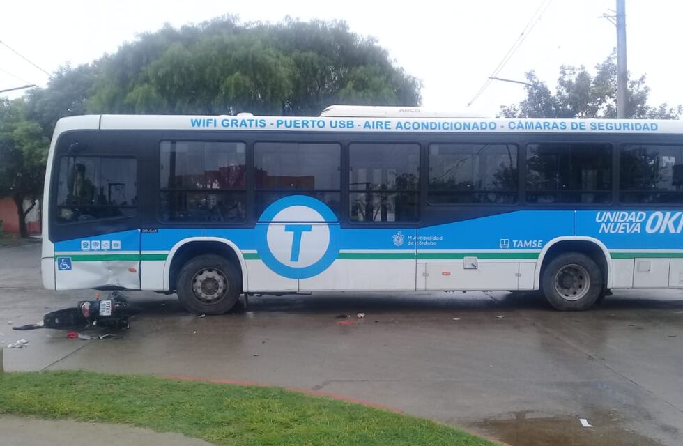 Terrible siniestro vial en Córdoba: un colectivo atropelló un motociclista que lucha por su vida