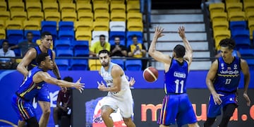 Facundo Campazzo y el "chiche" con el pase de faja para la victoria de Argentina ante Venezuela para clasificar a las semifinales de la AmeriCup. (Fiba)