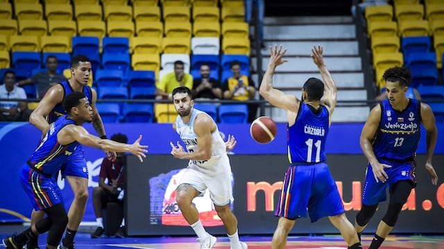 Facundo Campazzo y el "chiche" con el pase de faja para la victoria de Argentina ante Venezuela para clasificar a las semifinales de la AmeriCup. (Fiba)