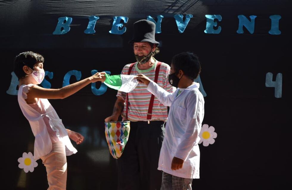 La Escuela N° 416 de Wanda recibió una donación del programa “Gurises Felices”