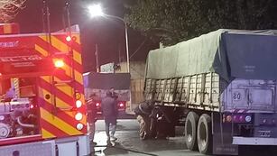 Un camión chocó una moto y hubo fuego