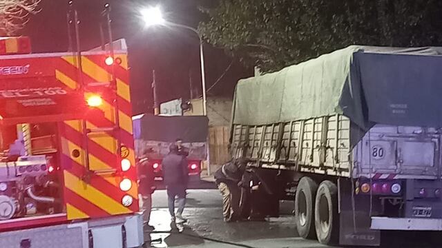 Un camión chocó una moto y hubo fuego