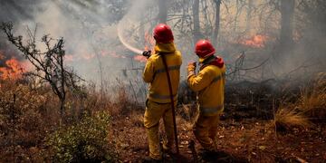 Sigue el combate. Los bomberos trabajan en Pampa de Olaen. (Pedro Castillo)