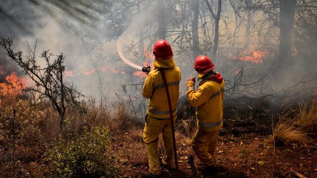 Sigue el combate. Los bomberos trabajan en Pampa de Olaen. (Pedro Castillo)