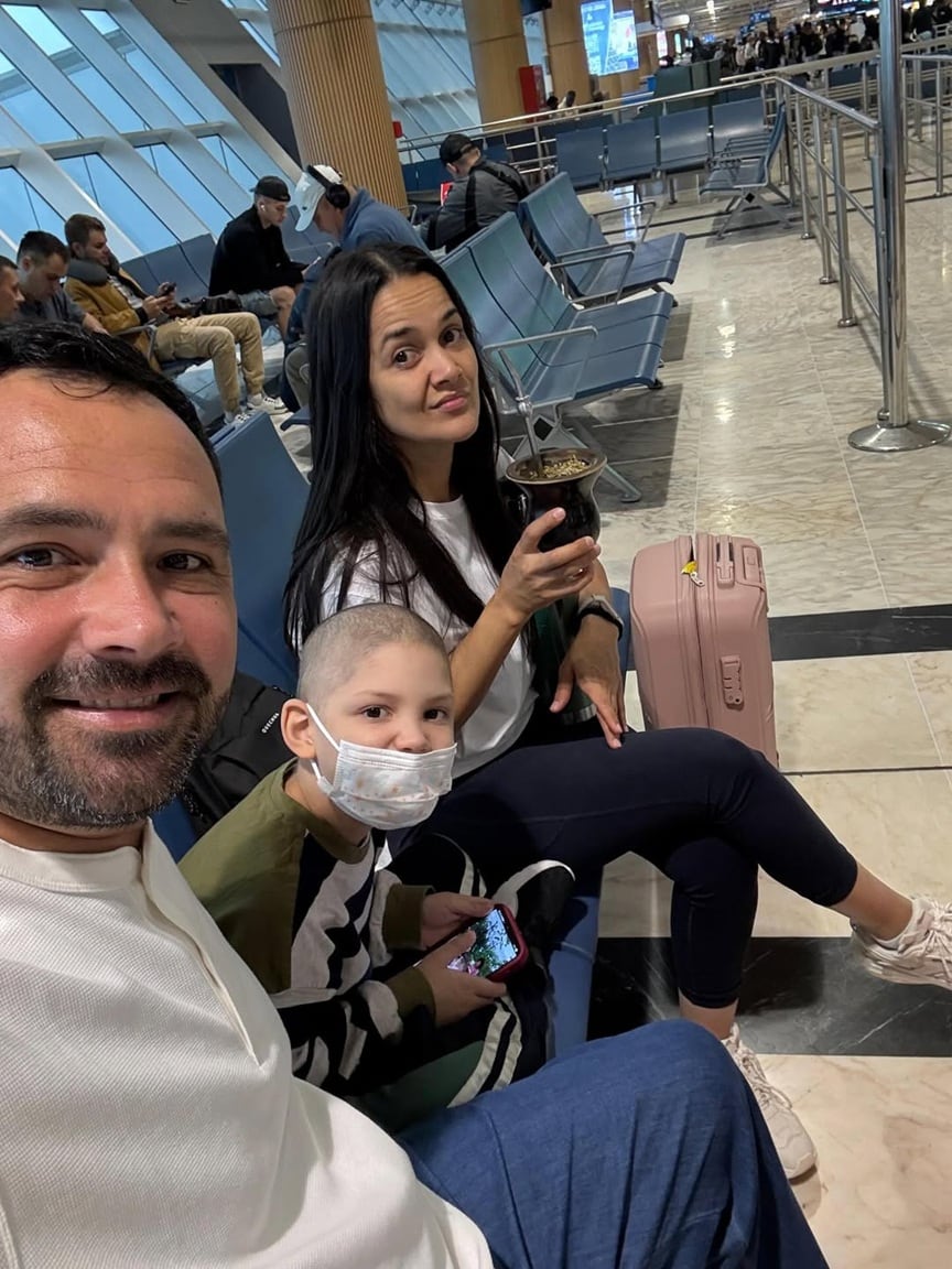 Santino volvió a Argentina tras un trasplante exitoso en Singapur.