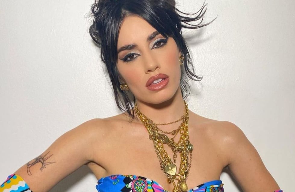 Lali Espósito deslumbró a todos con un look “total white” desde España