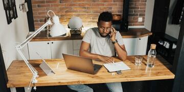 Qué empleo remoto pagan $57.600 dólares al año.