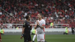 Dos sanciones en contra del albirrojo fueron anuladas tras constatar las imágenes del VAR.