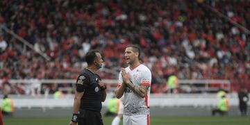 Dos sanciones en contra del albirrojo fueron anuladas tras constatar las imágenes del VAR.
