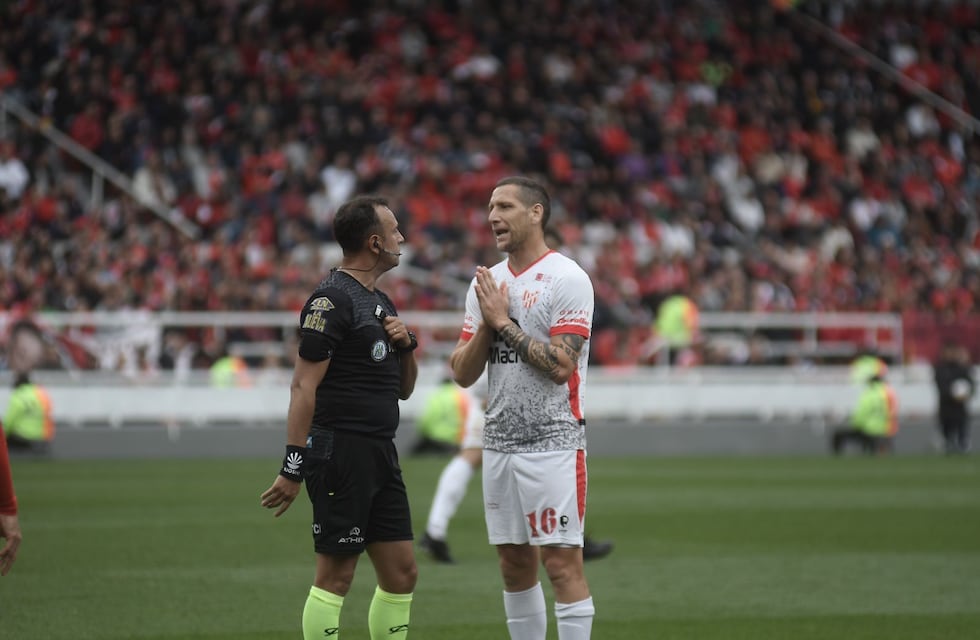 Polémica en Instituto- Independiente: el VAR anuló un penal y Tévez reclamó una segunda infracción
