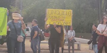 Manifestación en la municipalidad de Unquillo en reclamo por mayor seguridad (La Voz).