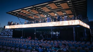 La Próspero propone ver el festival desde otra altura, con vista directa al escenario y con un servicio gastronómico de primer nivel.