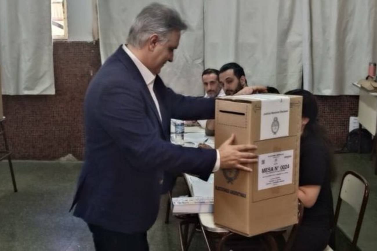 Votó el gobernador Martín Llaryora, en barrio Centro. (captura de imagen)