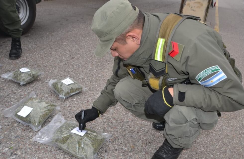 Llegaron a Mendoza en un micro de turismo con varios kilos de drogas y mercadería de contrabando, 5 detenidos