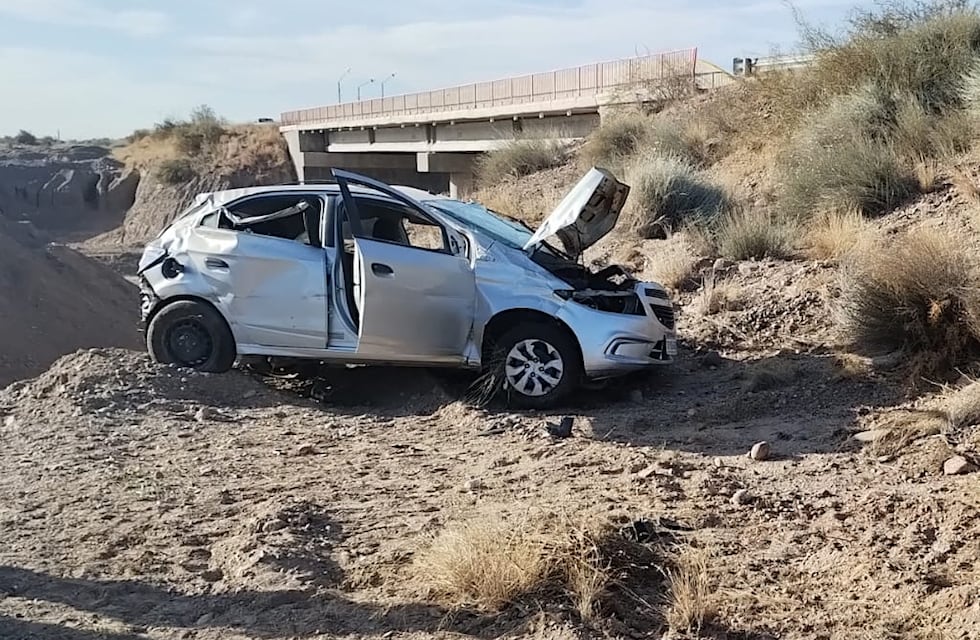 Una turista murió al caer con el auto 4 metros por un barranco de un puente en construcción en Tunuyán
