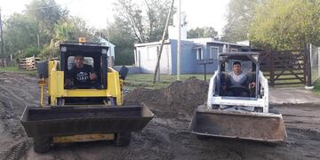 El jefe comunal de la localidad se subió a las máquinas y colaboró en la reconstrucción de las calles.