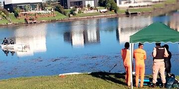 Encontraron el cuerpo del joven que cayó de un kayak en un lago artificial.