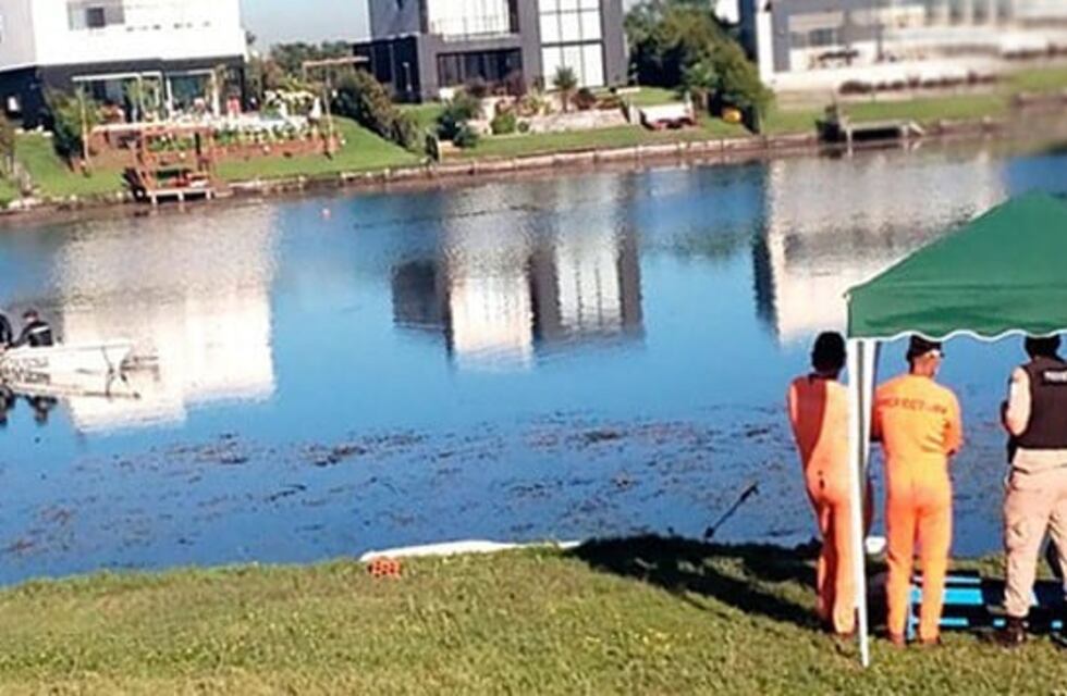 Continúa la búsqueda del joven que ingresó con un kayak a un lago artificial en Escobar