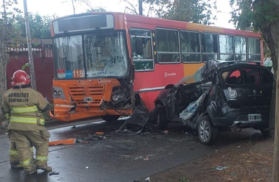 Fatal accidente en Guaymallén: una mujer mordió la banquina, chocó con un micro y murió