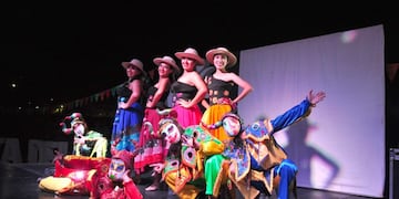 Bailarines profesionales presentaron diversos estilos de baile ante la multitud reunida en el parque Xibi Xibi.