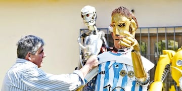 La escultura está hecha con metales reciclados.