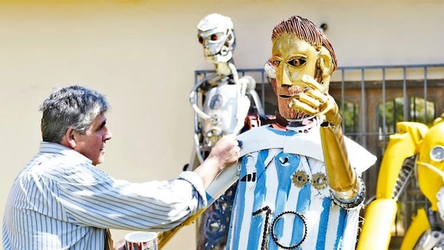 La escultura está hecha con metales reciclados.