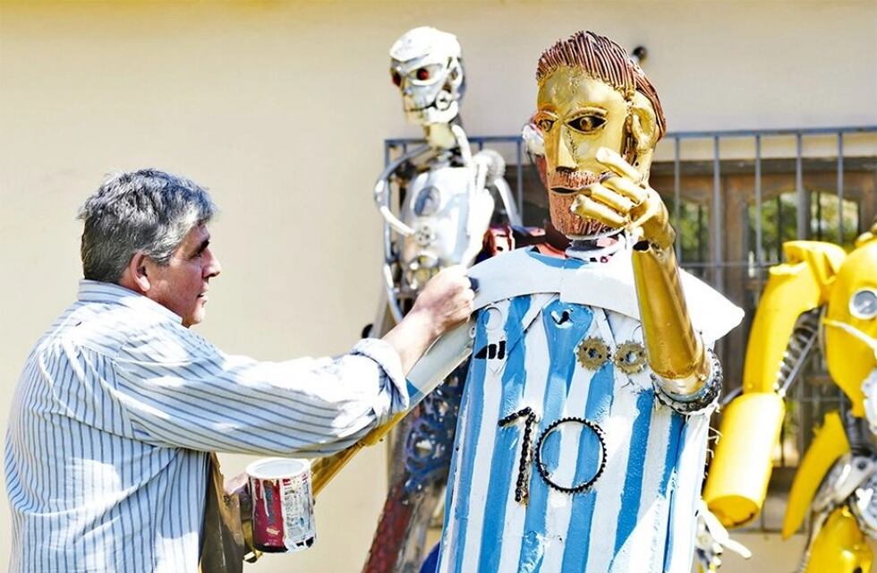Fiebre mundialista en Misiones: construyó una escultura en homenaje a Messi