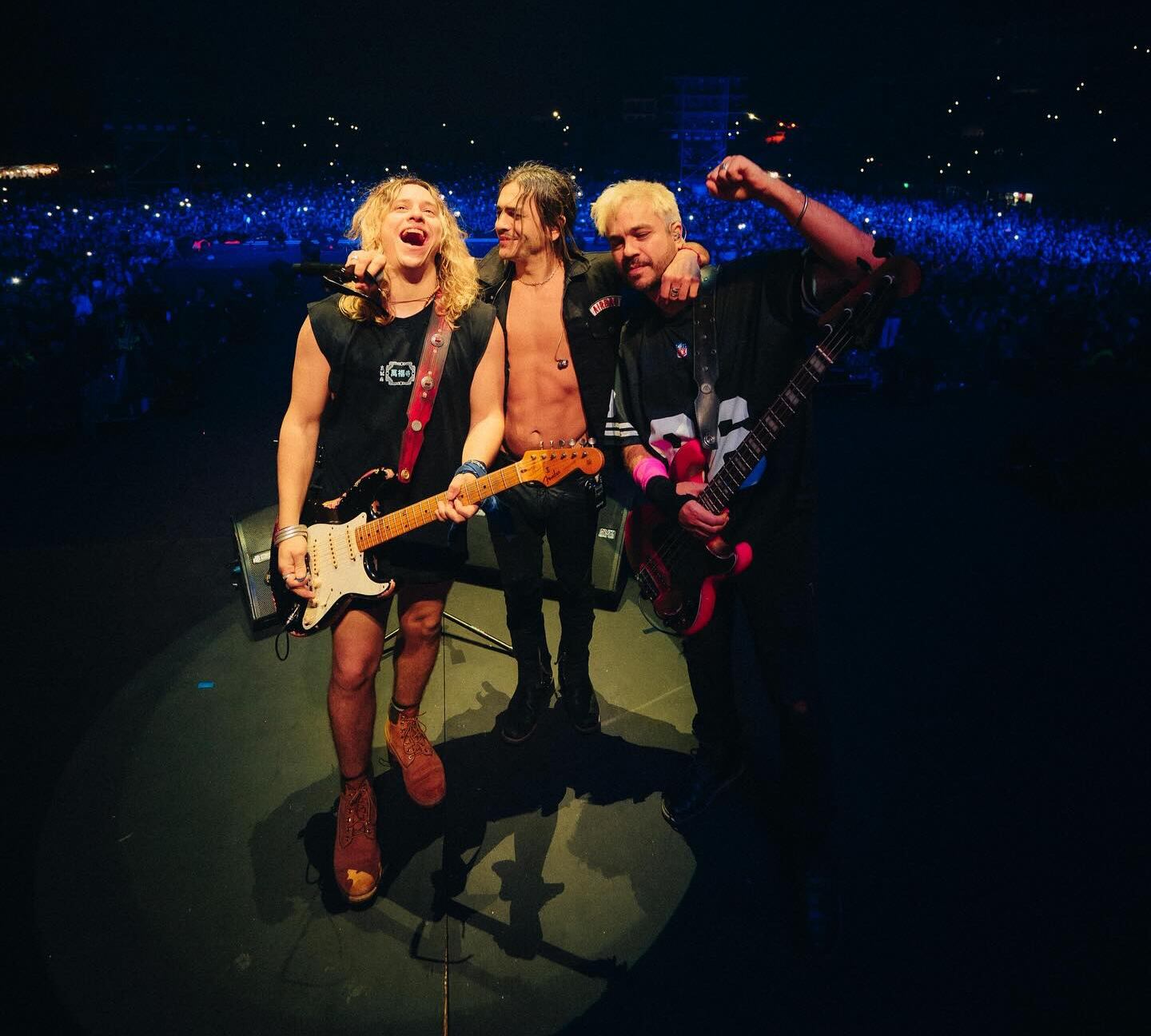 Ante unas 25.000 personas presentes en el estadio "23 de Agosto" el grupo Airbag ofreció un show que completó la noche como una verdadera fiesta de la juventud.