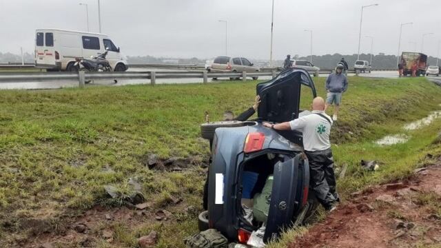 Violento siniestro vial en la rotonda del acceso sur de Posadas.