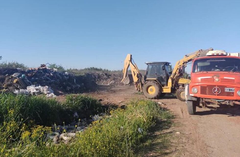Pujato inició la limpieza del basural para erradicarlo definitivamente