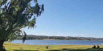 Costanera de Carlos Paz una tarde de diciembre (2020). (Foto: VíaCarlosPaz).
