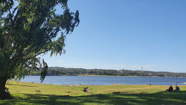 Costanera de Carlos Paz una tarde de diciembre (2020). (Foto: VíaCarlosPaz).