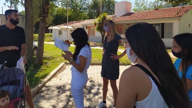 Relevamiento en el barrio Carlos Paz Sierras. Concejal Natalia Lenci junto a su equipo de trabajo.