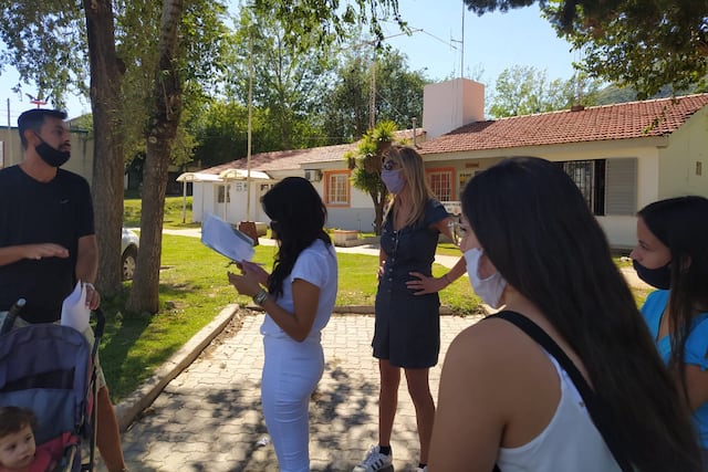 Relevamiento en el barrio Carlos Paz Sierras. Concejal Natalia Lenci junto a su equipo de trabajo.