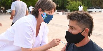 Está habilitada la tercera dosis para mayores de 18 años en Mendoza.