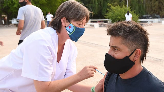 A partir del lunes descentralizarán los centros de vacunación para evitar largas filas.