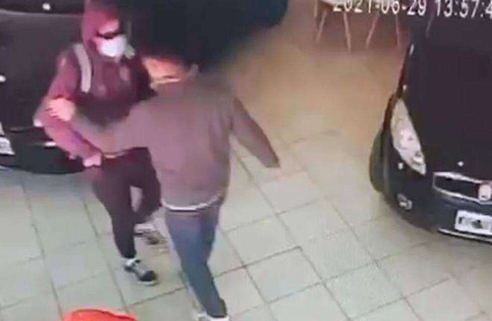 Video: entró a punta de pistola a robar una concesionaria en Córdoba