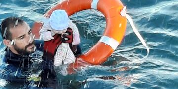 Un miembro de la Guardia Civil rescata a un bebé del agua en Ceuta (Guardia Civil via AP)