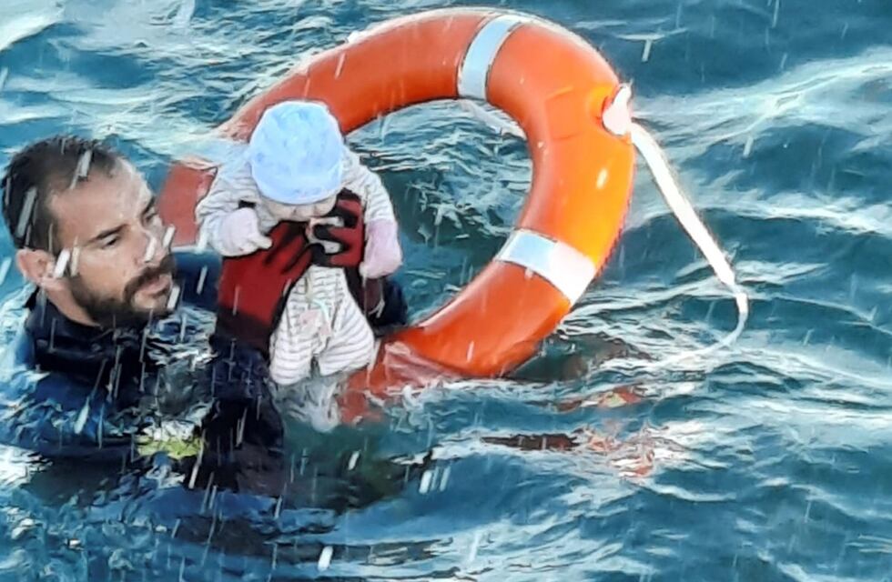 La foto que da vuelta al mundo y desnuda la crisis migratoria en Ceuta