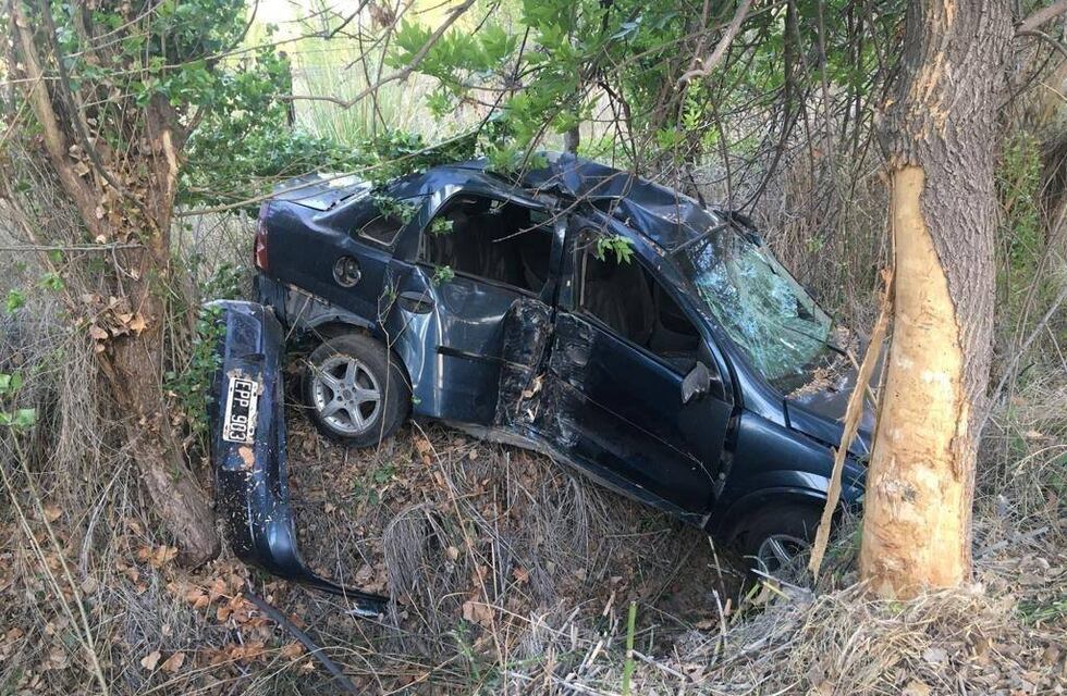 Perdió el control del auto y terminó adentro de un cauce