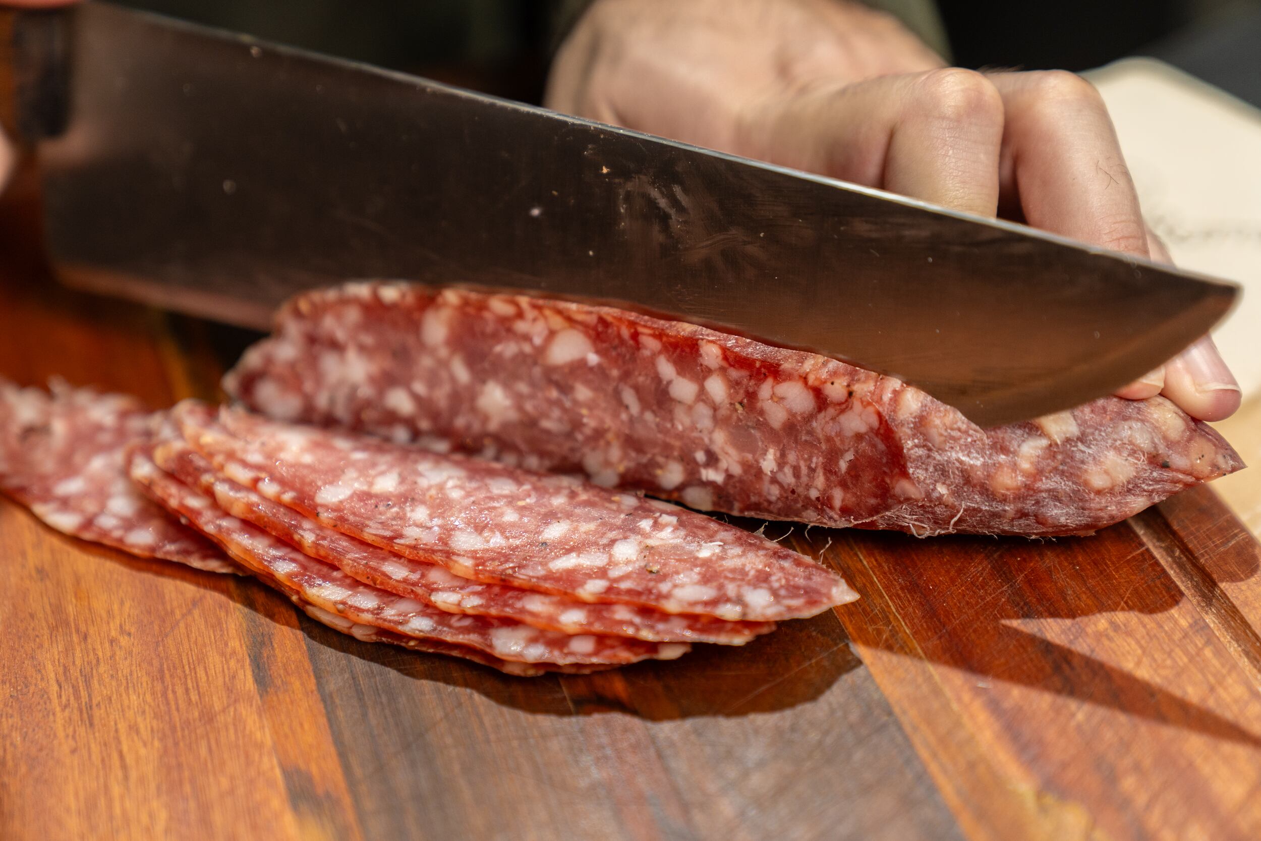 El consumo de salame sin etiqueta, de venta ambulante, sería el detonante de los nuevos casos.