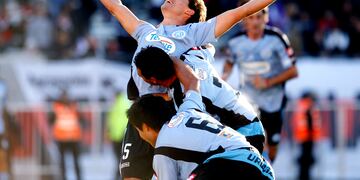 Guillermo Farré ascendió con Belgrano como jugador ante River y ahora como técnico. Inspirador (AP / Archivo)